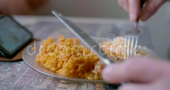 用肉丸子和米饭把盘子合上4K视频的预览图