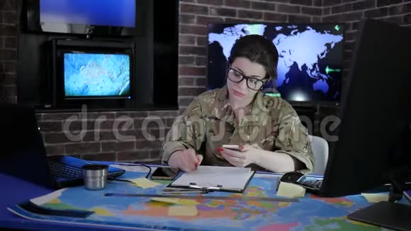 戴着眼镜和制服的女肖像士兵与视频的预览图