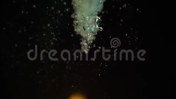 大量火焰通过气泡喷出视频的预览图