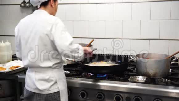 在意大利一位女厨师用油炸鸡排4K视频的预览图