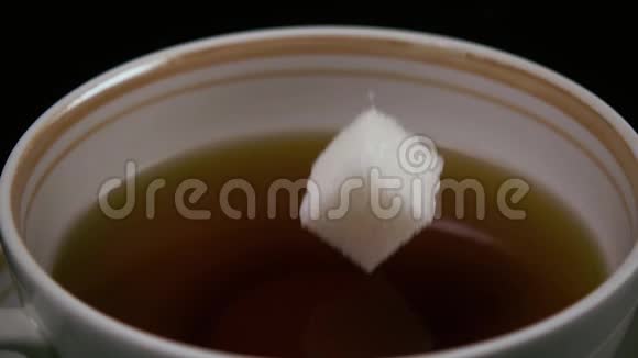慢点在茶中糖和牛奶流动视频的预览图