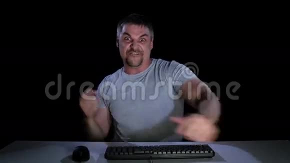 一个愤怒的人在电脑监视器里视频的预览图