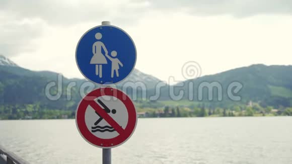 用蓝色签署家长监督或步行区域禁止潜水警告标志湖泊视频的预览图