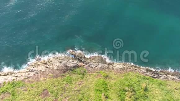 空中海岸悬崖和碧波泰国普吉岛4K视频的预览图