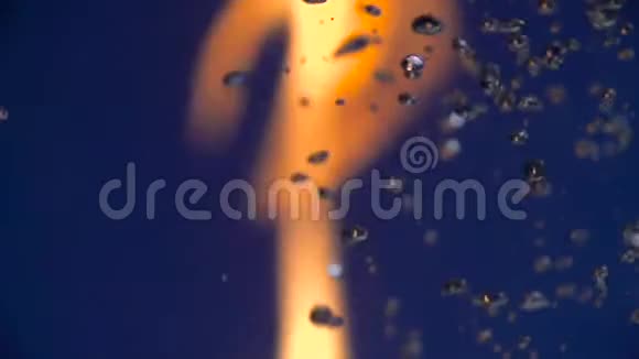 水中的Pysiri顶着一团火焰火在水中高清高清视频的预览图