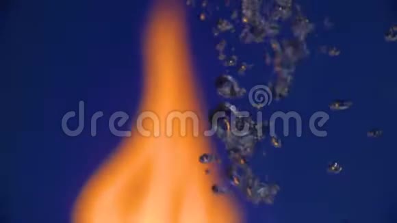 水中的Pysiri顶着一团火焰火在水中视频的预览图