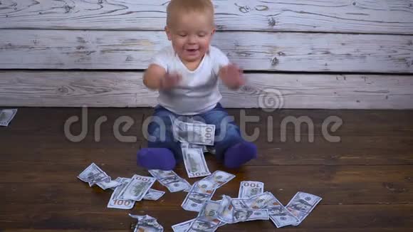 带钱的婴儿高清视频的预览图