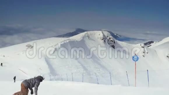 积极的男子滑雪者骑在斜坡上视频的预览图