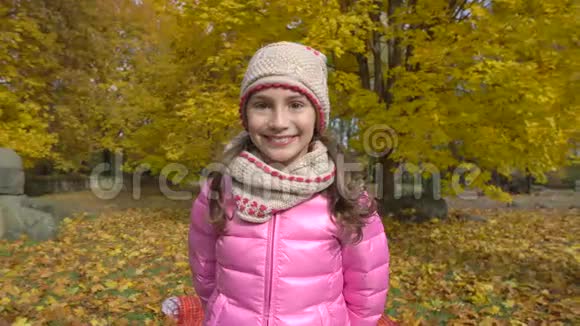 小女孩汉明在秋天公园玩视频的预览图