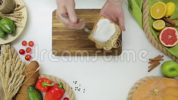 切菜和肉做三明治健康生活方式饮食视频的预览图