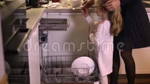 妈妈和女儿正在装洗碗机视频的预览图