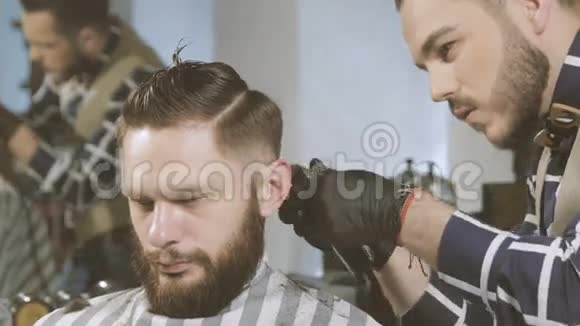 理发店或发廊用剪发器理发和理发视频的预览图