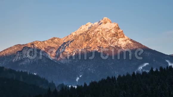 冬季高山高峰日落视频的预览图