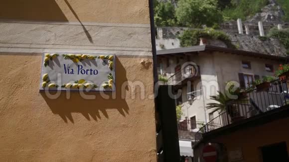 有意大利碑文的街标有陶瓷柠檬的波尔图街视频的预览图