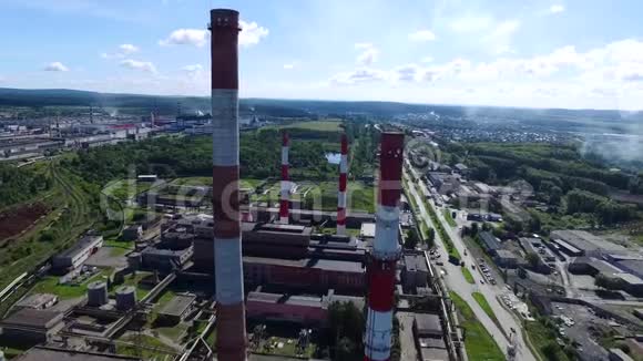 城市景观与工业建筑工厂三个高的红色和白色工业管道在清澈的万里蓝天上视频的预览图