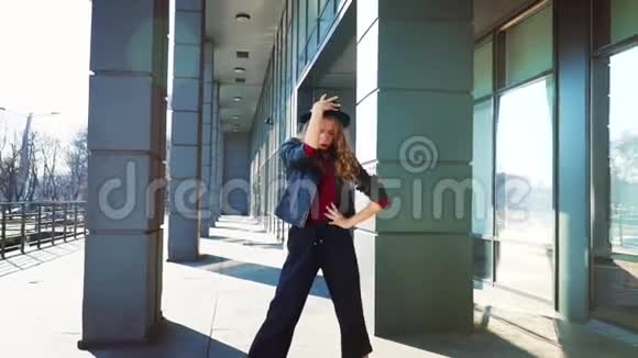 一位美丽的金发女子在慢动作表演当代舞蹈视频的预览图