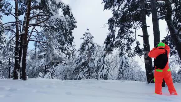 摄影师拍摄冬天的雪林视频的预览图