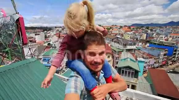 城市屋顶上的父亲小女孩妈妈视频的预览图