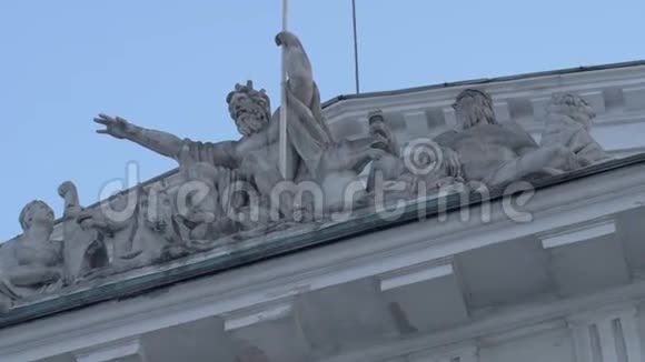 古老的圣彼得堡证券交易所靠近纪念碑视频的预览图