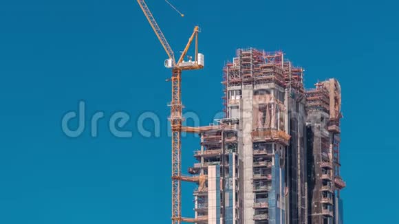 在迪拜一座摩天大楼正在建造中有着巨大的起重机时间推移视频的预览图