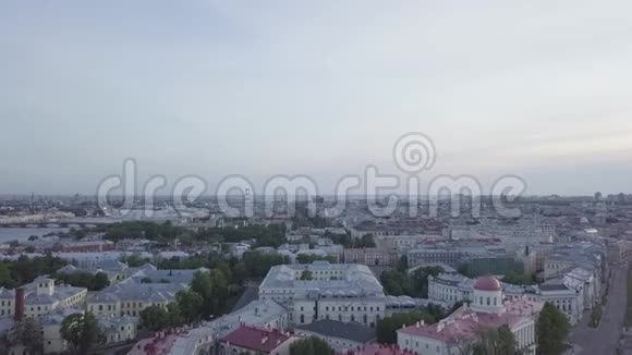 在阳光明媚的夜晚在圣彼得堡市中心的帕拉蒂尼街区周围的空中观景台街道上有交通视频的预览图