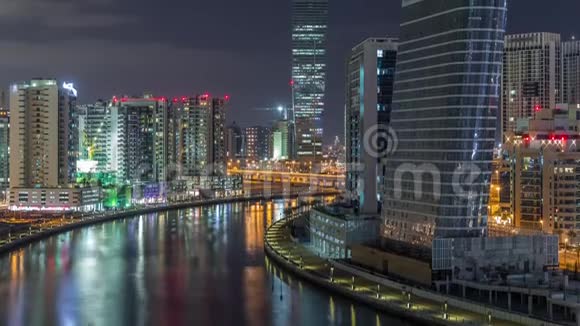 迪拜城市在运河附近的节奏视频的预览图