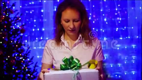 圣诞礼物惊喜一个女孩打开礼物与魔术明星背景中bokeh灯和花环视频的预览图