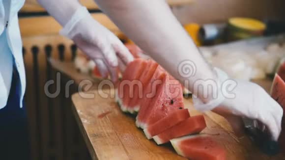 厨师用刀切西瓜视频的预览图