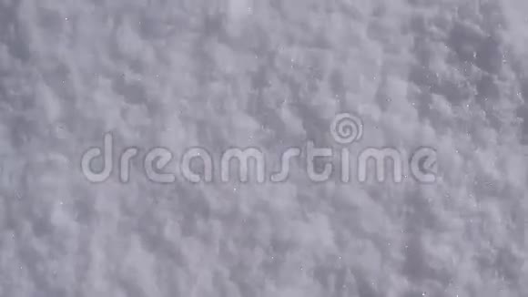 雪地里的雪靴视频的预览图