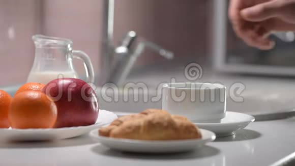 手做早餐热咖啡和牛奶在罐子牛角面包苹果橘子视频的预览图