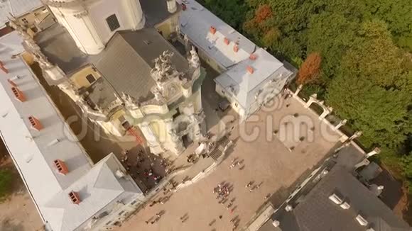 飞越乌克兰圣胡拉利沃夫大教堂结婚视频的预览图