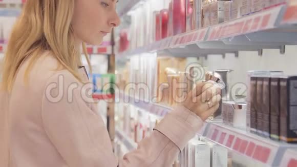 有辫子的年轻女子在小店里选择香水视频的预览图