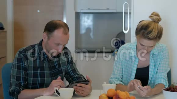 家人在厨房喝茶看平板电脑电话女儿上来视频的预览图