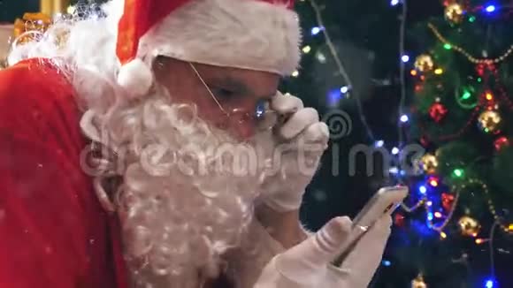 圣诞老人买礼物用手机视频的预览图