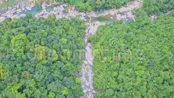 Flycam接近森林中的岩石山河视频的预览图