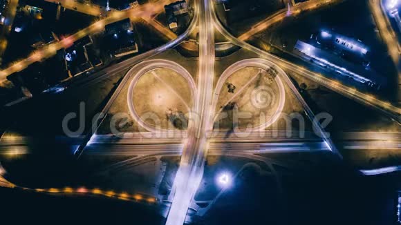 夜间里加无人驾驶飞机时间推移城市桥高架桥道路交通机器Drone快速时间汽车在运动视频的预览图