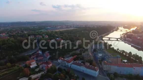 白天可鸟瞰布拉格市和维塔瓦河视频的预览图