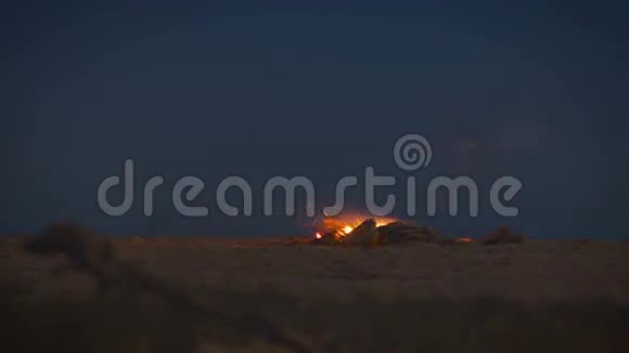 世界边缘的夜晚篝火视频的预览图
