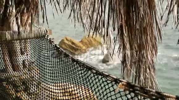 靠近浪漫舒适的空吊床背景是热带海洋去天堂度假去海边旅行视频的预览图