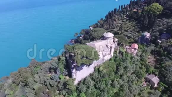 空中观景波托菲诺的布朗城堡意大利4K视频的预览图