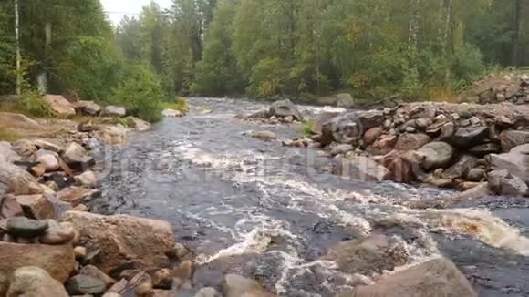 河水流过石头北俄罗斯4K慢动作视频的预览图