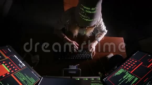 年轻女性在黑暗输入数据计算机代码打破安全系统视频的预览图