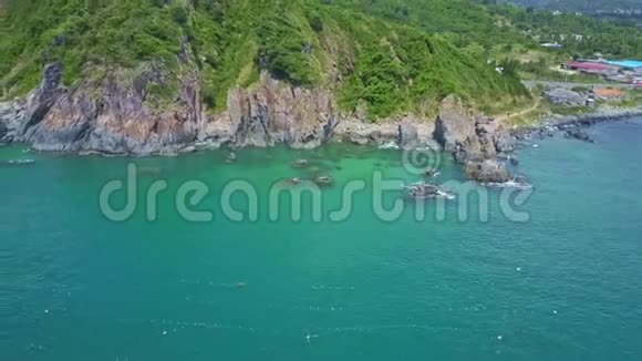 在AzureBay上空飞行的无人机显示有陡峭悬崖的山丘视频的预览图