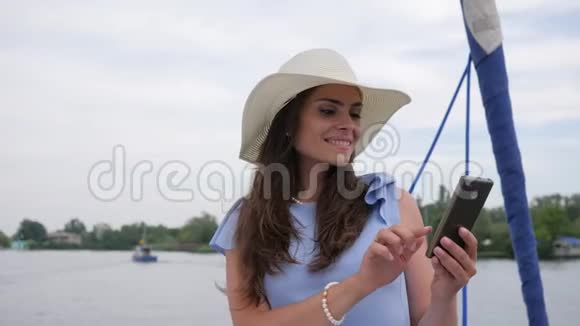 节日图片女人在露天的手机上做图片女人在背景海中制作自拍照片视频的预览图
