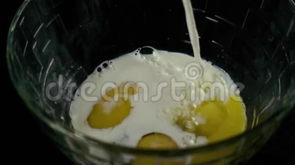 慢点三个破鸡蛋流牛奶视频的预览图