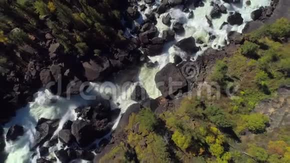 秋季森林中蒸汽肆虐的河流和瀑布的空中飞行视频的预览图