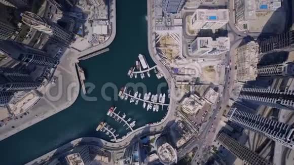 在迪拜城市全景中在巨大的未来派塔和现代摩天大楼上看到令人惊叹的顶级无人机空中景观视频的预览图