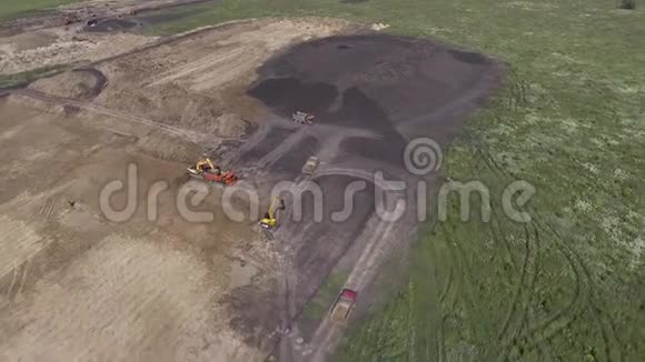 施工人员为建筑准备一个场地空中飞越地面移动机器和建筑工地视频的预览图