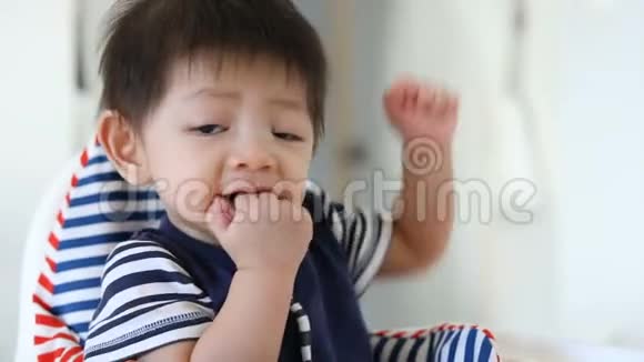 可爱的宝宝用手指着嘴痒痒的口香糖视频的预览图
