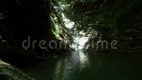 小瀑布从石壁之间流入山湖视频的预览图